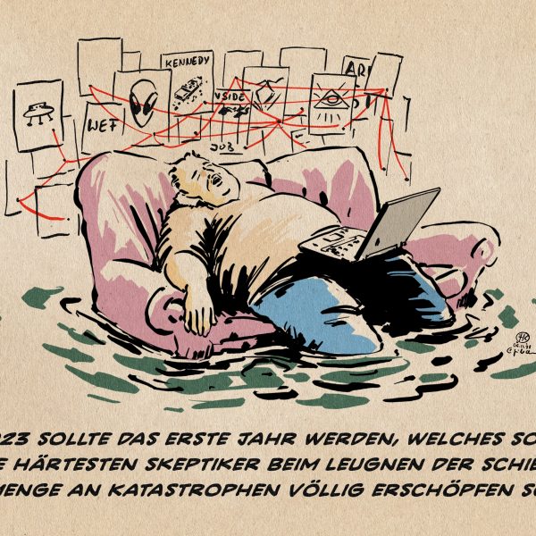 Illustration. Eine Person ist auf einem Sofa mit einem Labtop auf dem Schoß eingeschlafen. Die Person und das Sofa stehen Kniehoch im Wasser. Hinter dem Sofa ist eine Wand mit lauter Zetteln, welche mit roten Fäden verbunden sind zu bekannten Verschwörungsmythen, 911, Kennedymord, Reichsflugscheiben, Aliens, WEF, etc. Textzeile: 2023 sollte das erste Jahr werden, welches sogar die härtesten Skeptiker beim Leugnen der schieren Unmenge an Katastrophen völlig erschöpfen sollte.