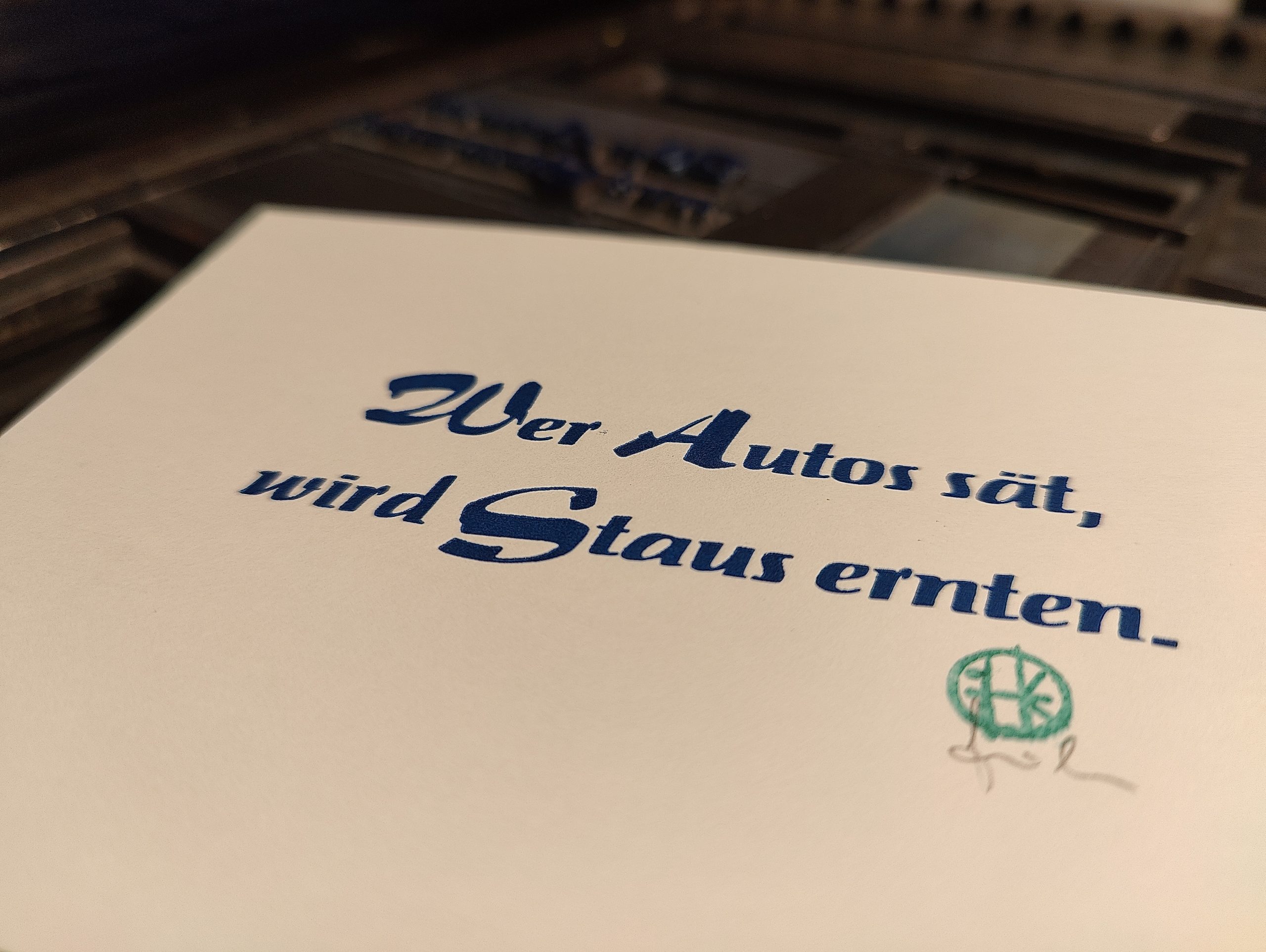 Foto Karte in Bleisatz mit dem Text: Wer Autos sät, wird Staus ernten. Die Schriften sind die Salto (Großbuchstaben, 1954) und die Saltino (Kleinbucstaben, 1952). Beide wurden von Karl-Georg Hoefler gezeichnet und waren in den 1950ern beliebte Werbeschriften, in denen u.a. viele Autoanzeigen gesetzt wurden. #Typonerdiges #Bleisatz #Letterpress