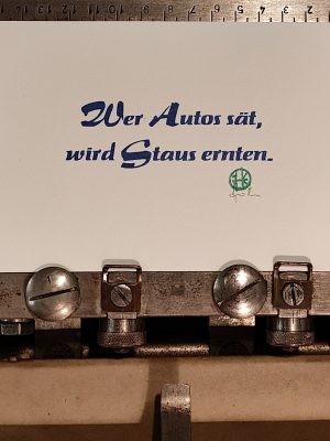 Foto Karte in Bleisatz mit dem Text: Wer Autos sät, wird Staus ernten. Die Schriften sind die Salto (Großbuchstaben, 1954) und die Saltino (Kleinbucstaben, 1952). Beide wurden von Karl-Georg Hoefler gezeichnet und waren in den 1950ern beliebte Werbeschriften, in denen u.a. viele Autoanzeigen gesetzt wurden. #Typonerdiges #Bleisatz #Letterpress