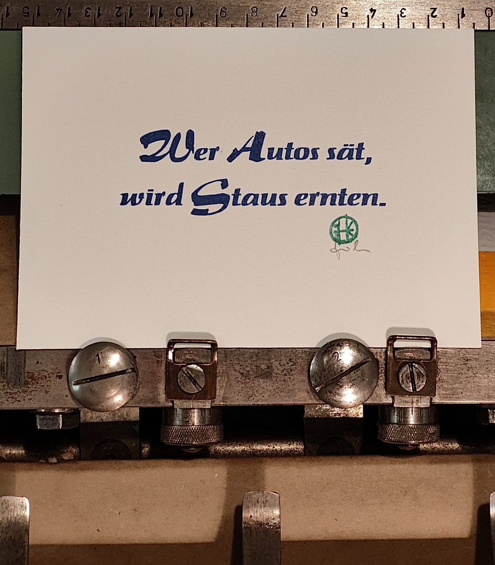 Foto Karte in Bleisatz mit dem Text: Wer Autos sät, wird Staus ernten. Die Schriften sind die Salto (Großbuchstaben, 1954) und die Saltino (Kleinbucstaben, 1952). Beide wurden von Karl-Georg Hoefler gezeichnet und waren in den 1950ern beliebte Werbeschriften, in denen u.a. viele Autoanzeigen gesetzt wurden. #Typonerdiges #Bleisatz #Letterpress
