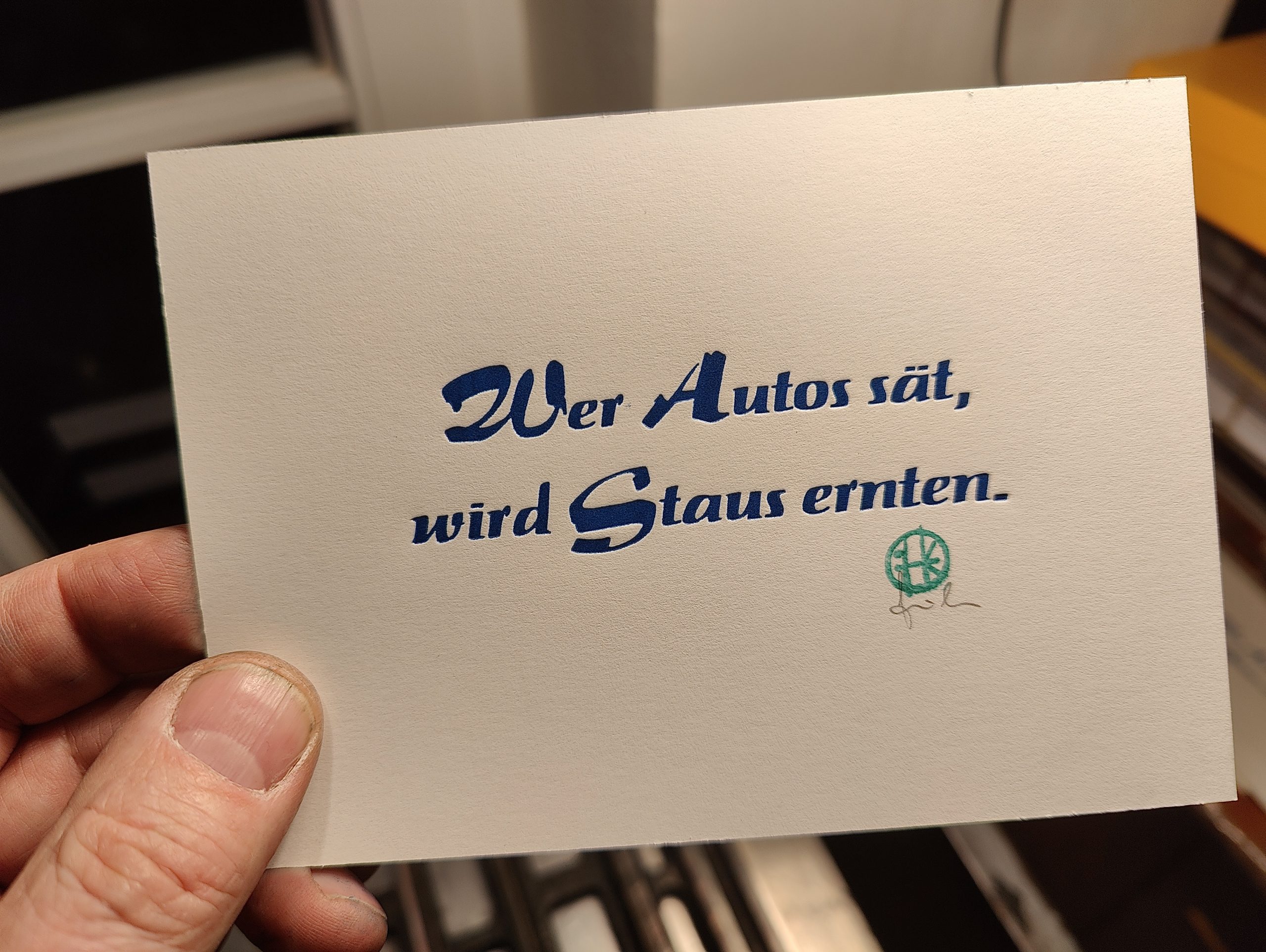 Foto Karte in Bleisatz mit dem Text: Wer Autos sät, wird Staus ernten. Die Schriften sind die Salto (Großbuchstaben, 1954) und die Saltino (Kleinbucstaben, 1952). Beide wurden von Karl-Georg Hoefler gezeichnet und waren in den 1950ern beliebte Werbeschriften, in denen u.a. viele Autoanzeigen gesetzt wurden. #Typonerdiges #Bleisatz #Letterpress