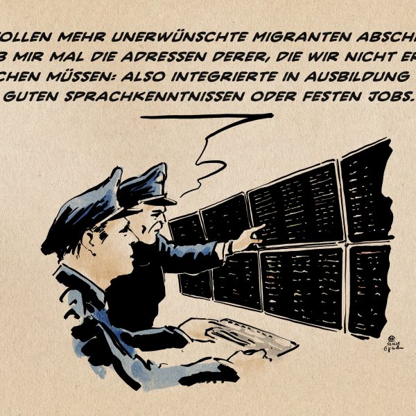 Illustration: Zwei Polizisten an einer Computermonitorwand mit Listen, einer zeigt auf einen Bildschirm und sagt: Wir sollen mehr unerwünschte Migranten abschieben. Gib mir mal die Adressen derer, die wie nicht erst suchen müssen: also integrierte in Ausbildung mit guten Sprachkenntnissen oder festen Jobs