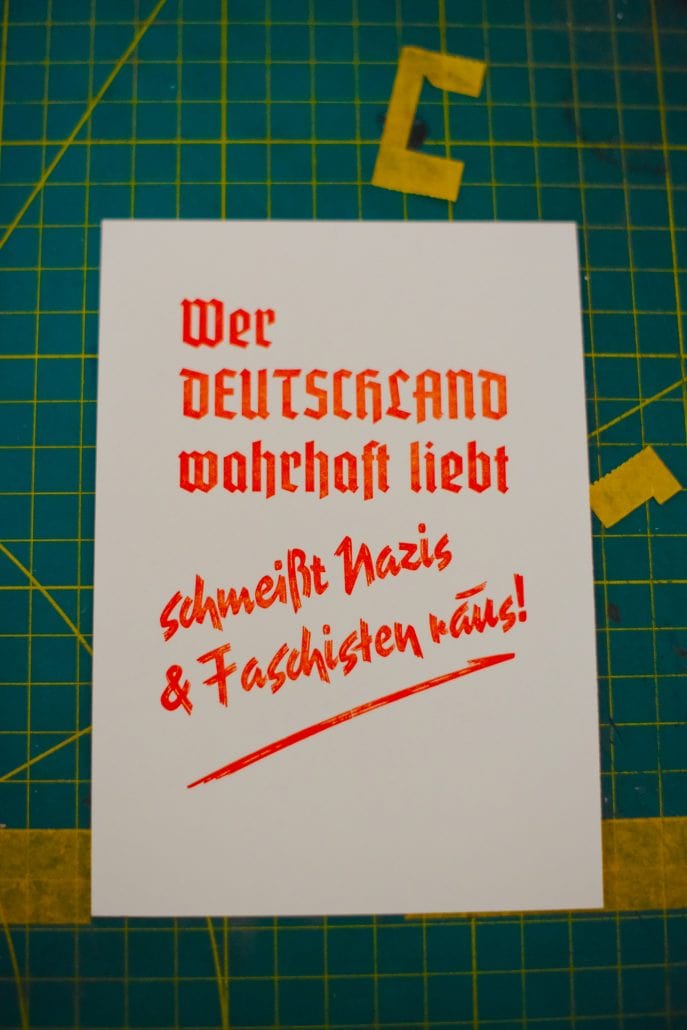 Handgeschriebene Botschaft gegen Nazis und Faschisten in Deutschland.