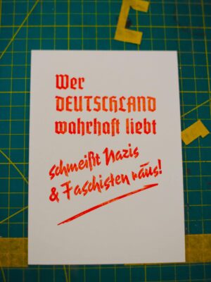Handgeschriebene Botschaft gegen Nazis und Faschisten in Deutschland.