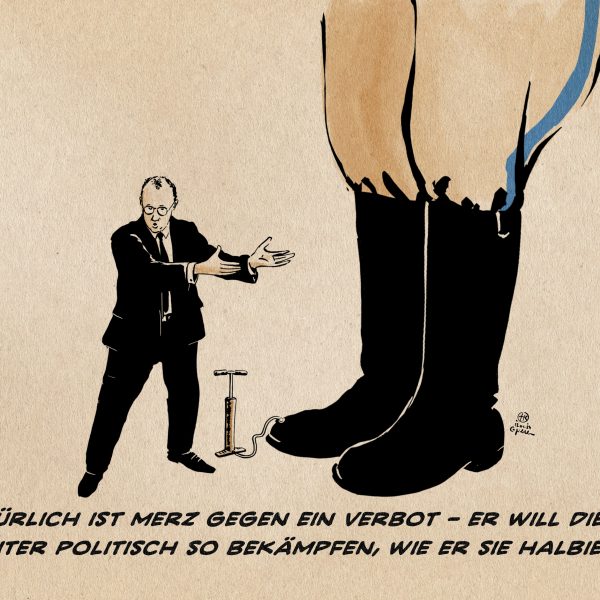 Illustration: Merz steht mit einer Luftpumpe neben den Füßen eines Giganten, die an der Luftpumpe angeschlossen ist und stellt diesen mit Gesten vor. Der Gigant von dem man nur die Beine sieht trägt Stiefel und Reiterhose in Art Nationalsozialistischer Uniformen. Textzeile: Natürlich ist Merz gegen ein Verbot - er will die AFD politisch so bekämpfen, wie er sie halbierte.