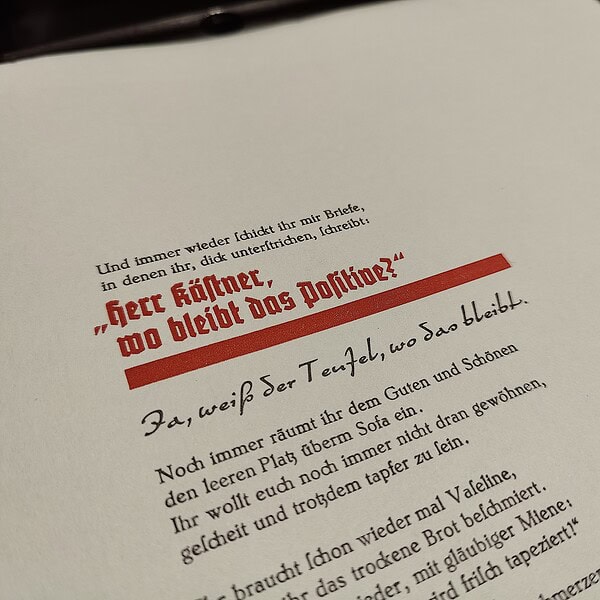 Gedichtseite mit rotem Titel 'Jetzt tönt es, wo bleibt das Positiv?'.