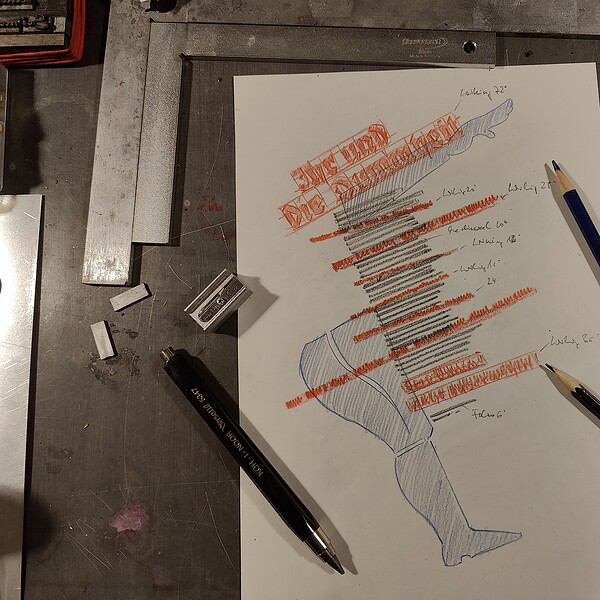 Handschriftliche Notizen und Skizzen auf Papier mit Stiften und Lineal.