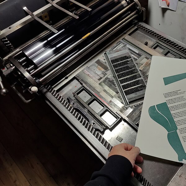 Druckmaschine bei der Produktion von gedrucktem Material in einer Druckerei.