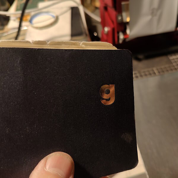 Schwarzes Buch mit goldener Zahl 9 auf schwarzem Hintergrund.