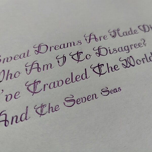 Foto einer Schriftprobe mit einem leicht variiertem Text der Band Eurythmics: Sweet Dreams are made of this. Sweat, weil Schriften umziehen ist schweißtreibend.