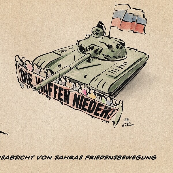 Illustration einer bunten Menschengruppe mit einem Banner vor einem russischen Panzer. Panzer und Banner weisen in Richtung eines einzelnen ukrainischen Soldaten. Auf dem Banner steht: DIE WAFFEN NIEDER! Textzeile: Die Friedensabsicht von Sahras Friedensbewegung.