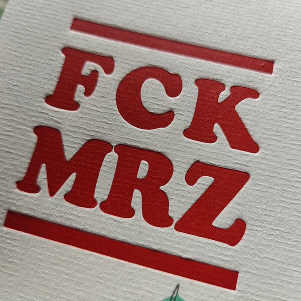 Foto Detail einer Karte mit einem roten FCK MRZ Aufdruck