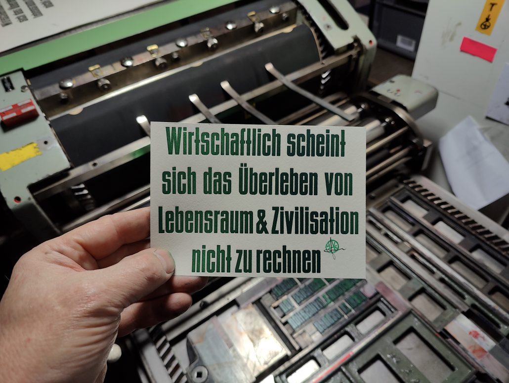 Foto eines Musterdrucks. Der Text lautet: Wirtschaftlich scheint sich das Überleben von Lebensraum & Zivilisation nicht zu rechnen.