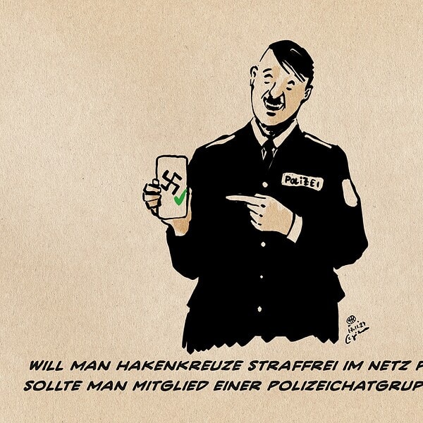 Illustration eines lächelnden Polizisten hitleresk mit Seitenscheitel und Gasmaskenbärtchen, der lachend auf ein nach vorne gezeigtes Handy zeigt, auf dem ein Hakenkreuz mit grünem Checkhaken zu sehen ist. Textzeile: Will man Hakenkreuze straffrei im Netz posten, sollte man Mitglied einer Polizeichatgruppe sein.
