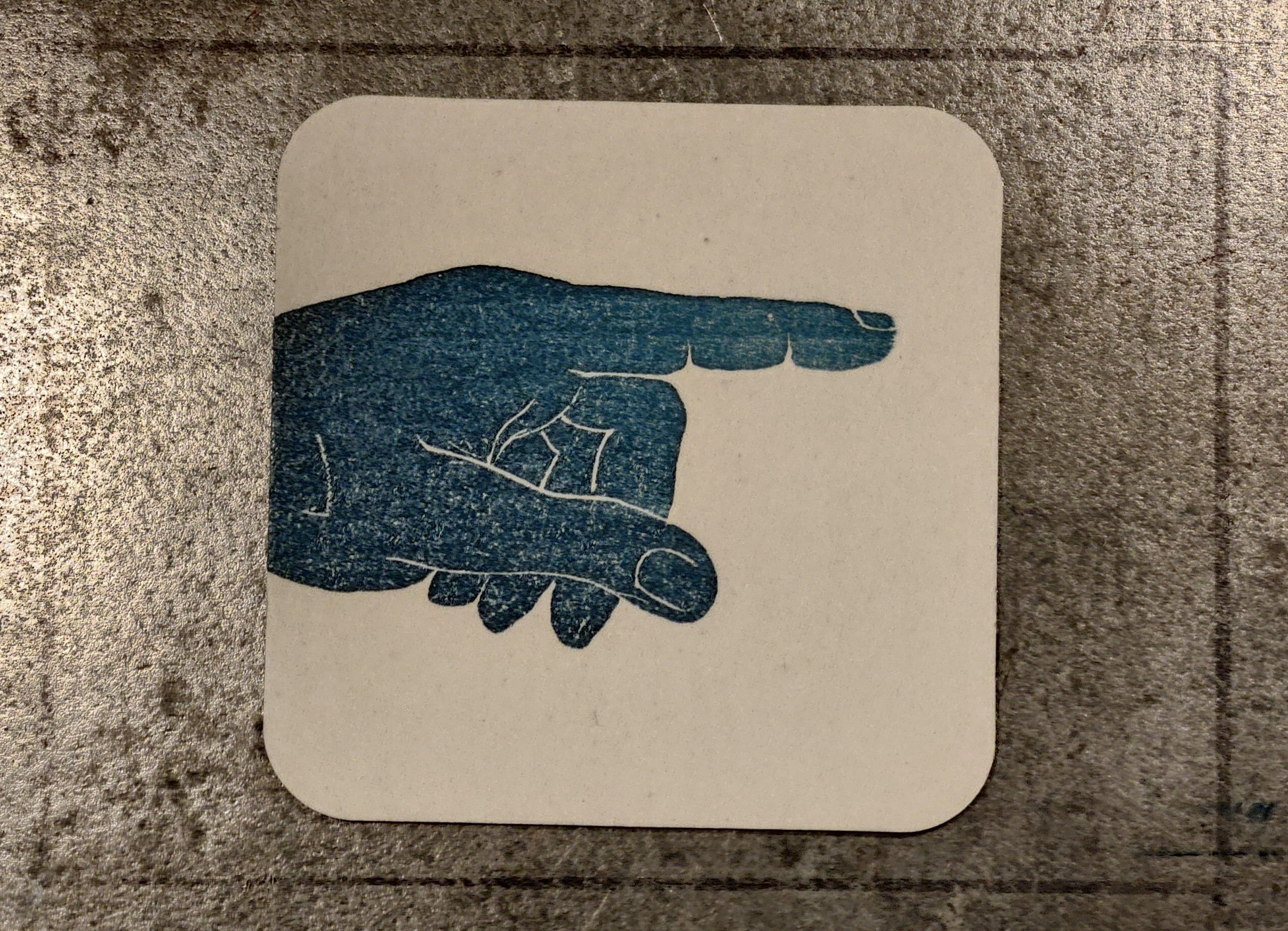 Zeigende Hand auf einem Bierdeckel