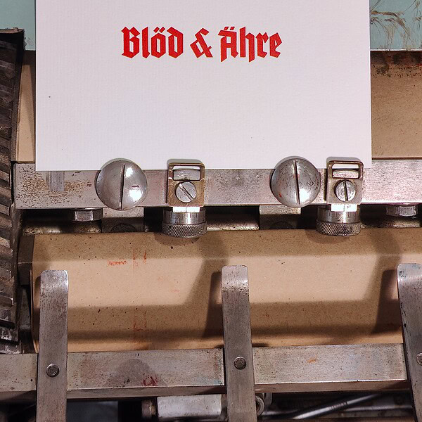 Blöd & Ähre Schriftzug auf weißem Hintergrund, Vintage-Design.