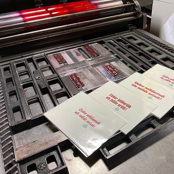 Druckplatten und Druckmaterialien auf einer Druckmaschine.