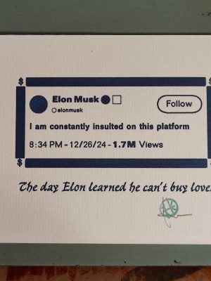 Foto des Drucks, welche in Bleisatz einen Tweet von Elon Musk wiedergibt, in welchem er beklagt, dass er auf seiner Platform den ganzen Tag beleidigt wird. Textzeile darunter: The Day Elon learned he can't Bus love.