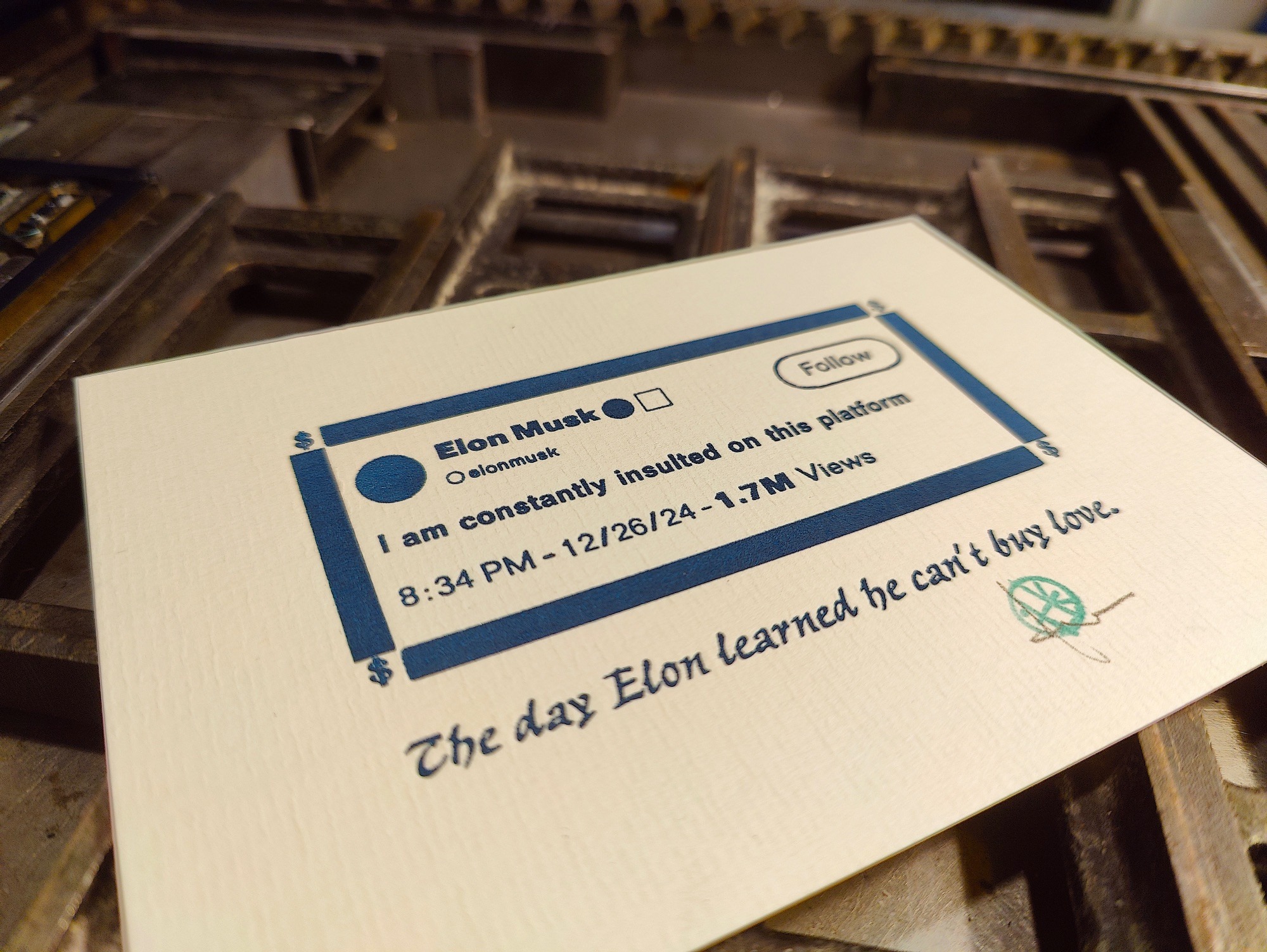 Foto des Drucks, welche in Bleisatz einen Tweet von Elon Musk wiedergibt, in welchem er beklagt, dass er auf seiner Platform den ganzen Tag beleidigt wird. Textzeile darunter: The Day Elon learned he can't Bus love.