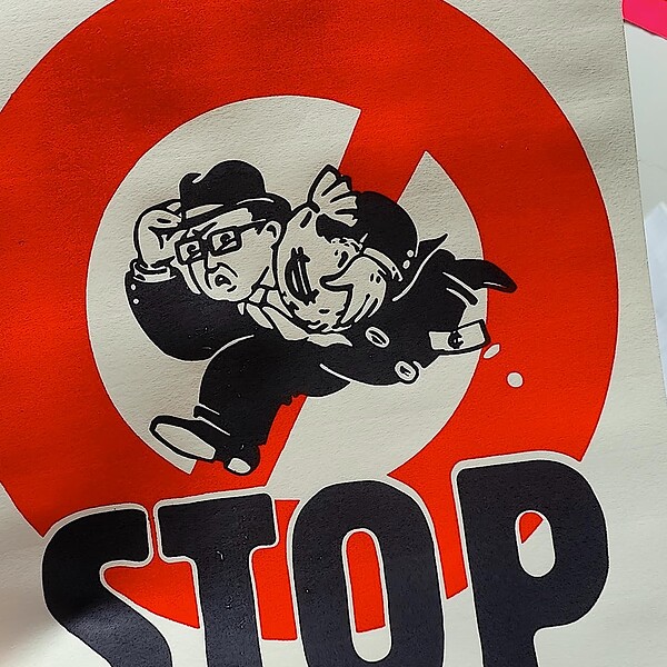 Foto eines zweifarbigen Druckes mit einem Detail: man sieht im Kreis eines Verbotsschildes mit schrägem Querbalken im Comic Stil einen Mann mit Homburger Hut, Hornbrille, feistem Gesicht, im Anzug einen Geldsack haltend rennen. Darunter das Wort STOP