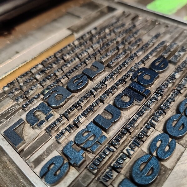 Druckbuchstaben für Druckerei, Buchstaben in blauer Farbe.
