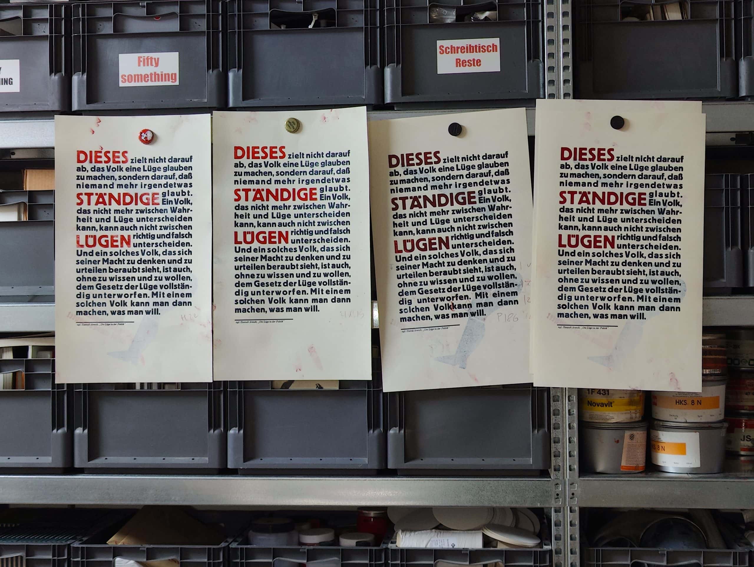 Foto diverser Fabproben, um das "richtige" rot zu dem im blauschwarz gedruckten Text von Hannah Arendt zu bestimmen.