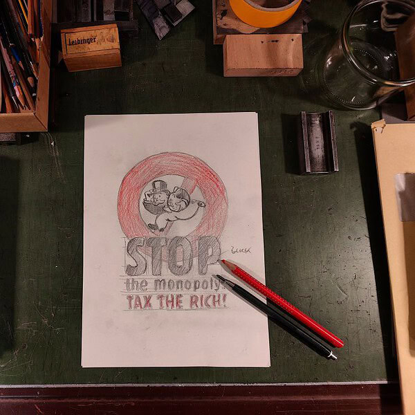 Foto der finalen Entwurfsskizze in rot und scharz, ausgeführt in Blei- und Buntstift. Man sieht die bekannte laufende Uncle Pennybag Memefigur des Monopoly Spieles auf einem Verbotsschild mit dem Text STOP the monopoly: TAX THE RICH!
