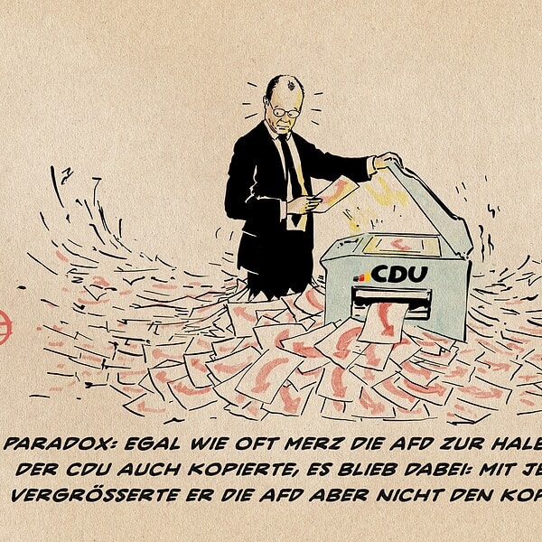 Illustration von Merz, der hüfthoch in Kopien eines AfD Logopfeils am Kopierer AfD Logopfeile kopierend steht und erstaunt auf das Meer von kopierten AfD Logopfeilen schaut. Textzeile: „Paradox: Egal wie oft Merz die AfD zur Halbierung mit der CDU auch kopierte, es blieb dabei: Mit jeder Kopie vergrößerte er Die AFD aber nicht den Kopierer CDU“