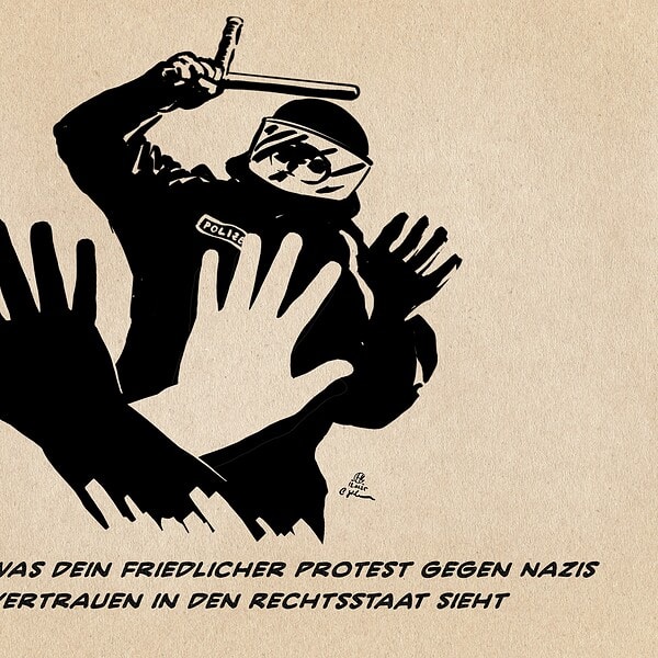 Illustration aus Sicht des betroffenen Menschen, der seine bloßen Hände zu Schutz erhebt auf einen einprügelnden Bereitschaftspolizisten. Textzeile: Das letzte, was dein friedlicher Protest gegen Nazis vom Vertrauen in den Rechtsstaat sieht.