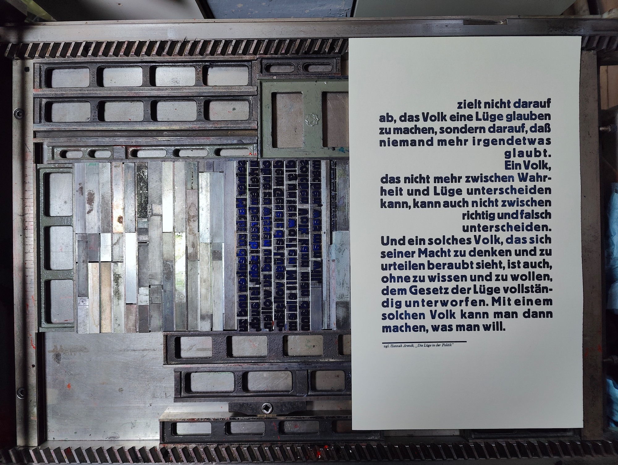 Foto der Druckfahne auf dem Maschinenfundament neben der Bleisatzform liegend.