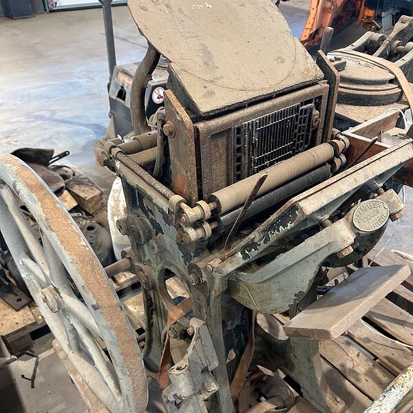 Altes, rostiges landwirtschaftliches Gerät in Werkstatt.