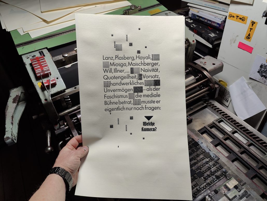 Foto Datei eines Bleisatzdrucks. Der Text lautet: Lanz, Plasberg, Hayali, Miosga, Maischberger, will, Allner, ... Naivität, Quotengeilheit, Vorsatz, handwerkliches Unvermögen - als der Faschismus die mediale Bühne betrat, musste er eigentlich nur noch fragen: Welche Kamera.Der Text ist mit Zier und Azuréemustern versetzt und in der Futura, sowie der Tannenberg abgefasst
