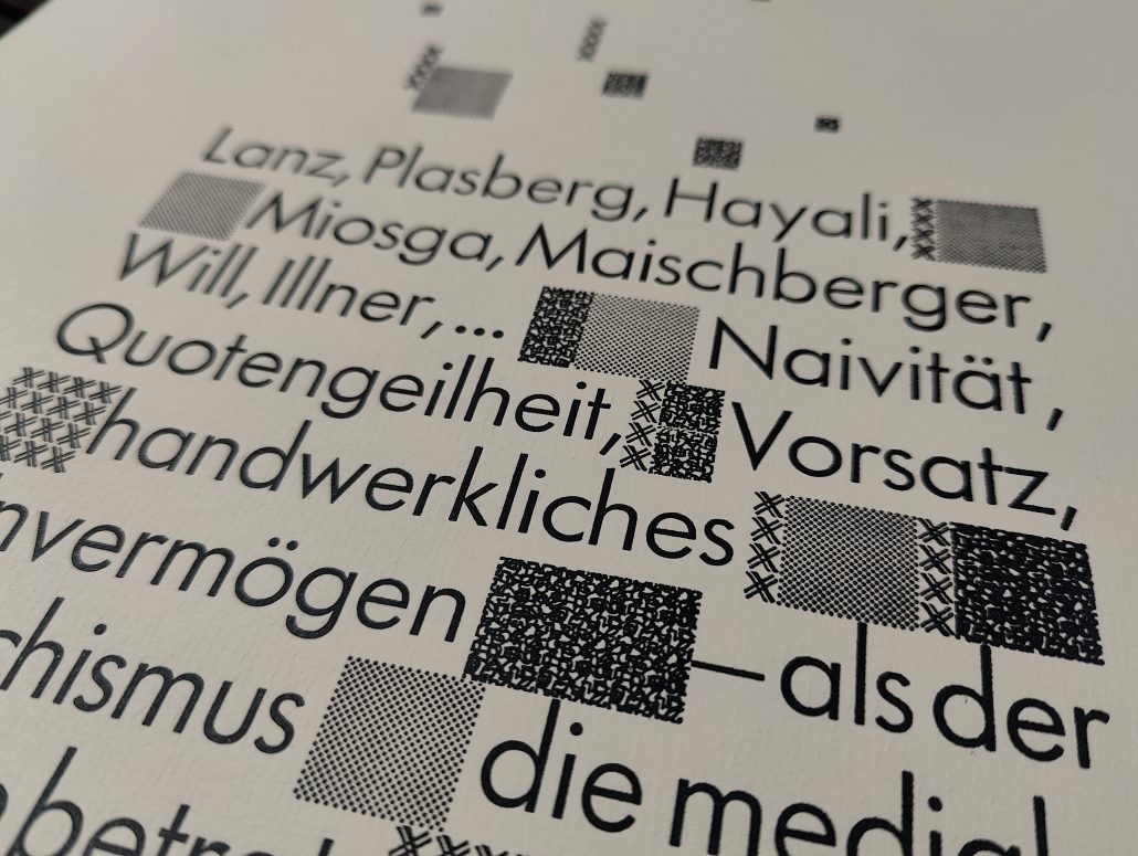 Foto Datei eines Bleisatzdrucks. Der Text lautet: Lanz, Plasberg, Hayali, Miosga, Maischberger, will, Allner, ... Naivität, Quotengeilheit, Vorsatz, handwerkliches Unvermögen - als der Faschismus die mediale Bühne betrat, musste er eigentlich nur noch fragen: Welche Kamera.Der Text ist mit Zier und Azuréemustern versetzt und in der Futura, sowie der Tannenberg abgefasst