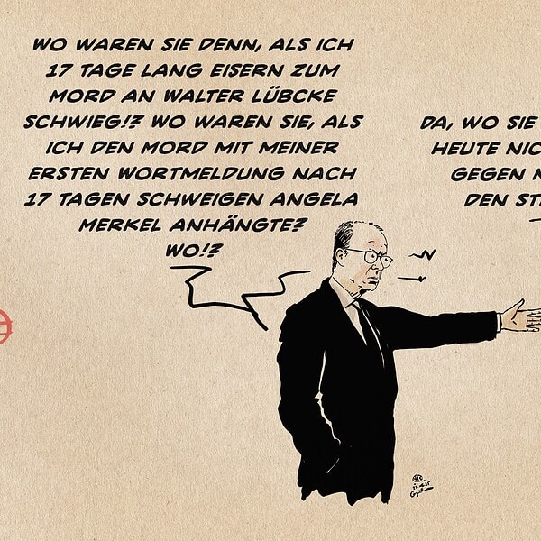 Illustration Merz wettert zur Bildkannte: Er sagt in Adaption seiner Münchner Rede am Vorabend der Wahl: „Wo waren Sie denn, als ich 17 Tage lang eisern zum Mord an Walter Lübke schwieg!? Wo waren Sie, als ich den Mord mit meiner ersten Wortmeldung nach 17 Tagen Schweigen Angela Merkel anhängte? Wo!?“ Aus dem Off seitlich des Bildrandes kommt die Antwort: „Da, wo Sie damals wie heute nicht waren: gegen Nazis Auf den Straßen!“
