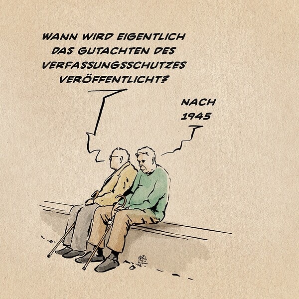Illustration zweier älterer Männer die auf einer Bank sitzen. Einer schaut zu einem leicht schäpp hängendem AfD Plakat und sagt: Wann wird eigentlich das Gutachten des Verfassungsschutzes veröffentlicht? Der andere entgegnet ins Leere schauend: Nach 1945.