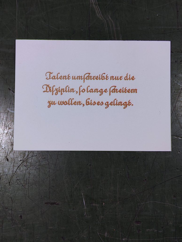 Inspirierendes Zitat über Talent, Disziplin und Erfolg auf weißem Papier.