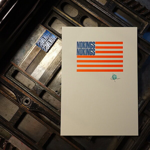 Plakat mit dem Titel 'NO KINGS' und blauer sowie orangefarbener Gestaltung.