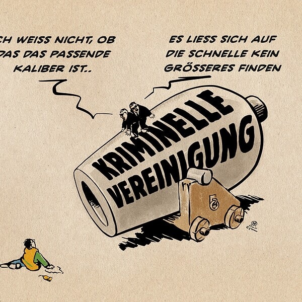 Illustration einer grotesk großen mit Kriminelle Vereinigung beschrifteten Kanone, auf der zwei kleine Männer sitzen und die auf einen Klimakleber gerichtet ist. Der eine Mann sagt: Ich weiß nicht, ob das das richtige Kaliber ist… Der andere antwortet: Es lies sich auf die schnelle kein größeres finden.