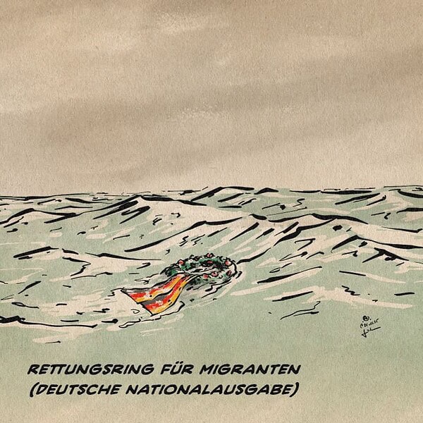 Illustration vom Meer, auf dem ein Kranz mit Schleife in deutschen Nationalfarben treibt. Textzeile: Rettungsring für Migranten (Deutsche Nationalausgabe)