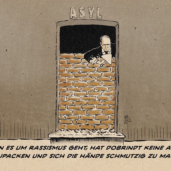 Illustration von Dobrindt, der mit speißbekleckertem Anzug von innen eine Tür in einer grauen, fensterlosen Wand mit braunen Ziegelsteinen zumauert. Über der Tür sieht man, wo ehedem die nun abgenommenen Buchstaben ASYL hingen. Textzeile: Wenn es um Rassismus geht, hat Dobrindt keine Angst zuzupacken und sich die Hände schmutzig zu machen.