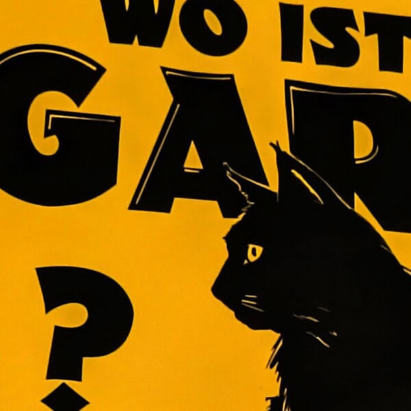 Foto einer Korrekturfahne an der Wand. Es ist eine schwarze Katze mit Fragezeichen unter dem Schriftzug Wo ist Gary, geschnitten in der Fanfare über zwei Kolumnen mit infotext und roten Korrekturanmerkungen