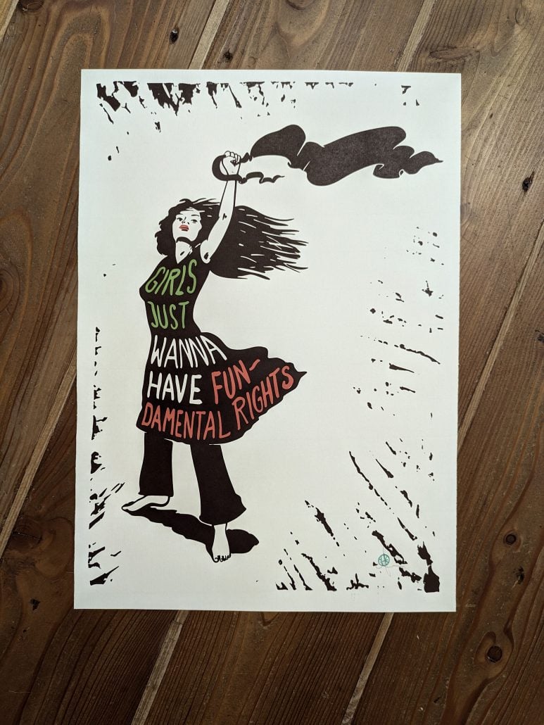 Künstlerische Illustration eines Mädchens mit Megafon, das für Mädchenrechte kämpft.