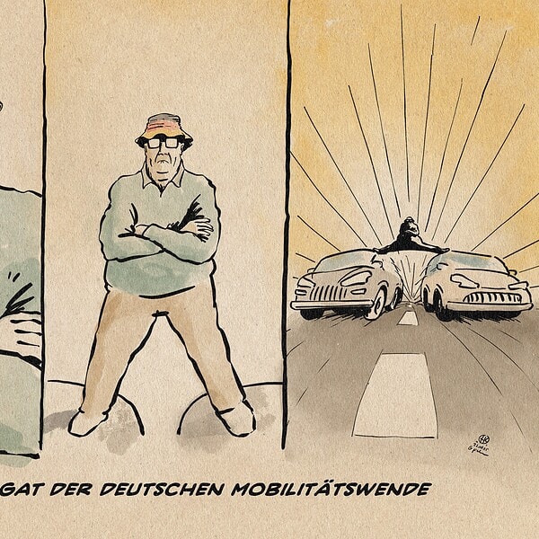 Illustration in Art eines Triptychons, welches bildilch eine berühmte Werbung mit Jean Claude Van Damme zitiert: Man sieht einen älteren Deutschen mit Deutschland-Hütchen mit verschränkten Armen aus der Nahen. Man sieht ihn breitbeinig stehend. Im letzten Bild sieht man ihn einen Spagat zwischen zwei fahrenden SUV machen. Textzeile: Der Spagat der deutschen Mobilitätswende