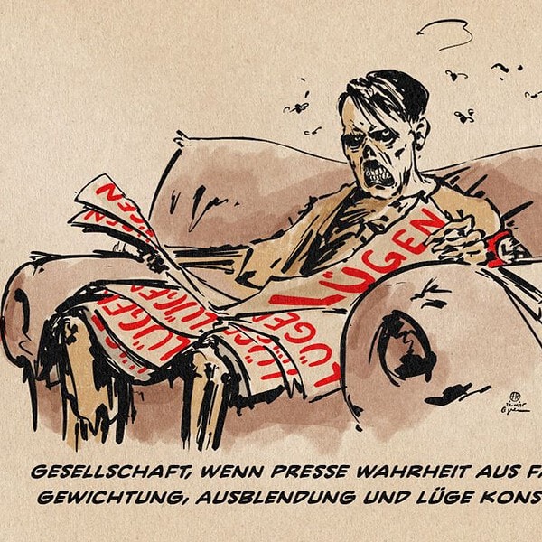 Illustration eines verwesten Zombie-Hitlers auf einem zerschlissenen braunen Sofa mit lauter Zeitungen auf dem Schoß, welche alle mit LÜGE betitelt sind. Textzeile: Gesellschaft, wenn Presse Wahrheit aus falscher Gewichtung, Ausblendung und Lüge konstruiert.