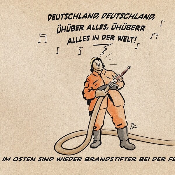 Illustration eines Feuerwehrmannes in der orangenen Kluft der Baseballschlägerjahre der aus voller Brust die erste Strophe des Deutschlandliedes singt. Textzeile: Im Osten sind wieder Brandstifter bei der Feuerwehr