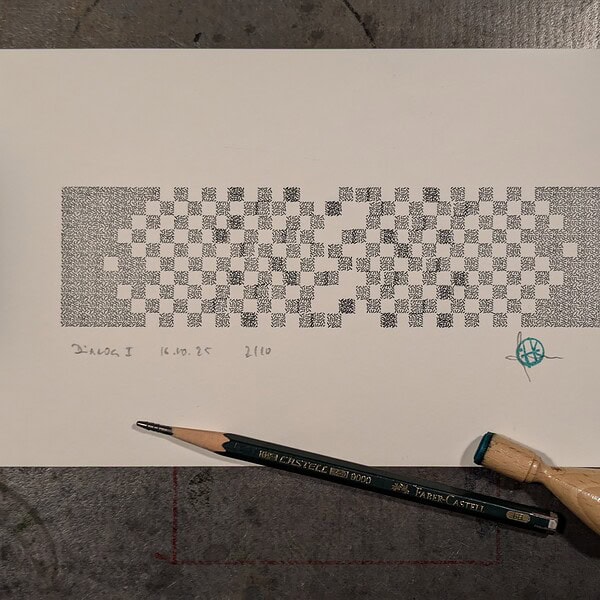 Mathematisches Rätsel mit QR-Code und Stift auf Papier.