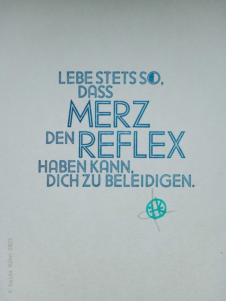 Foto einer Karte im Blei-Handsatz. Der Text der blau gedruckten Schrift lautet: Lebe stets so, dass Merz den Reflex haben kann, Dich zu beleidigen.