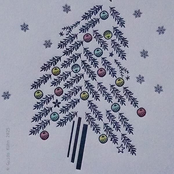 Weihnachtsbaum aus Zweigen mit bunten Kugeln und Stern an der Spitze.
