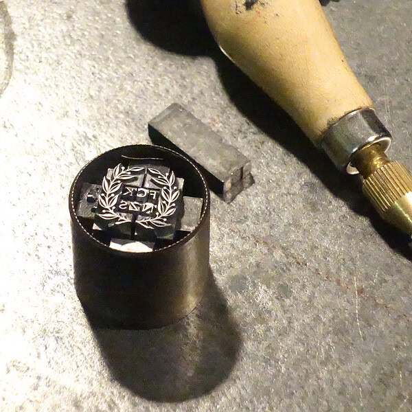 Werkzeug und Stempel für Metallarbeiten auf Werkbank.