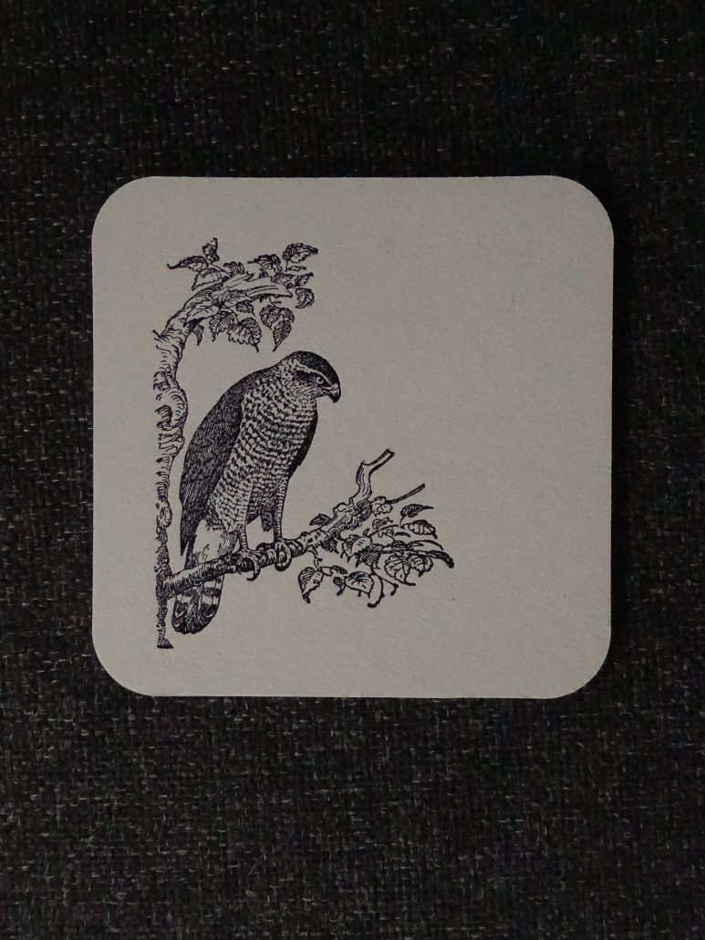 Doppelseitiger Vogel auf Ast mit Blättern, Schwarz-Weiß-Illustration.